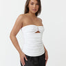 Top bandeau con recorte y detalle de anillo 4th & Reckless en blanco