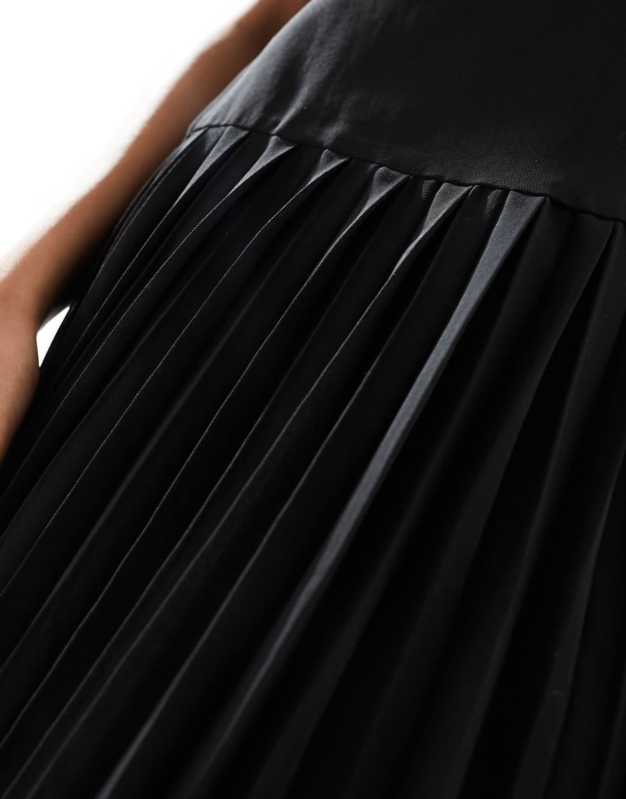 4th & Reckless chiffon pleated drop hem cami maxi dress in black - ASOS Sample Sale EU Store