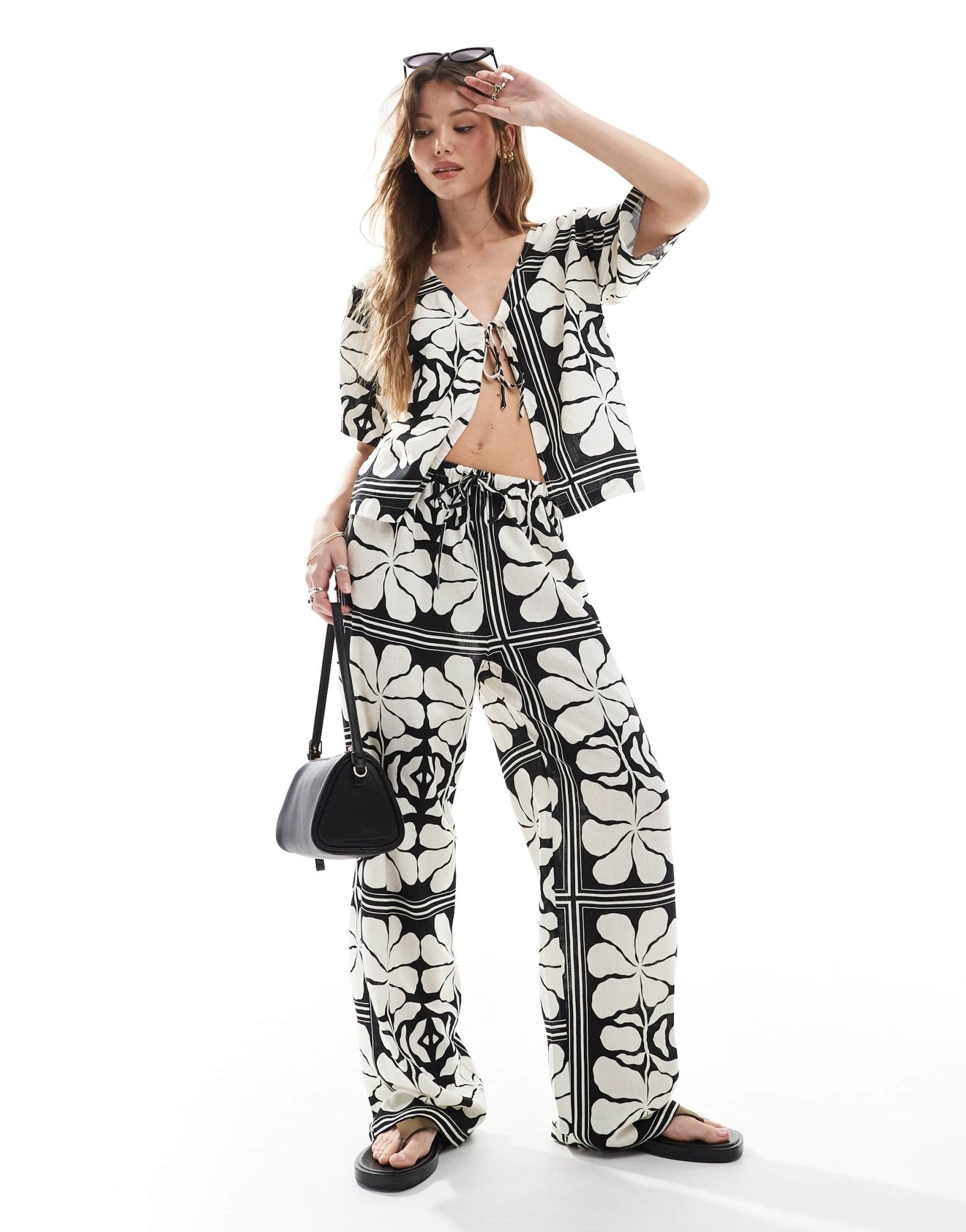 4th & Reckless linen blend tie waist beach trouser co - ord in black and white floral print - ASOS Sample Sale EU Store