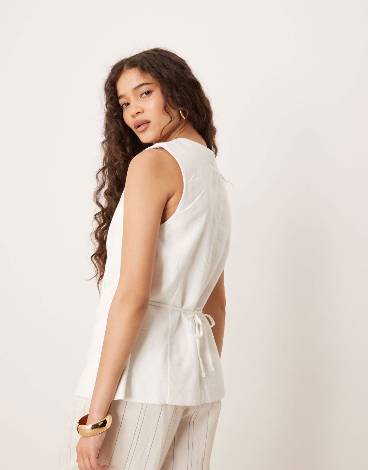Abercrombie & Fitch asymmetric tailored linen vest in white - ASOS Sample Sale EU Store