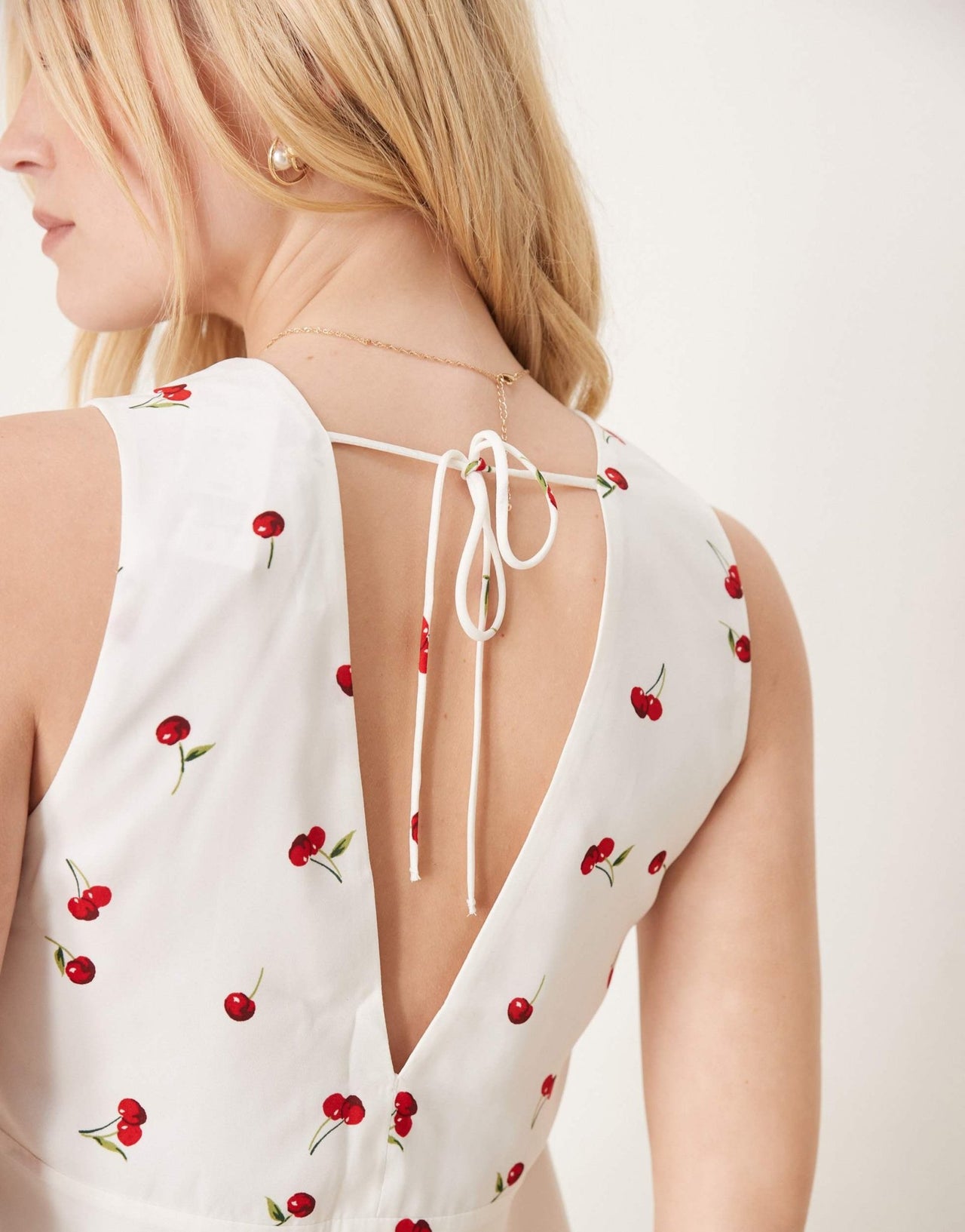 Abercrombie & Fitch plunge neck sleeveless top in cherry print - ASOS Sample Sale EU Store