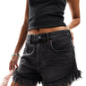 Shorts di jeans AllSaints Astrid con orlo sfrangiato nero lavato