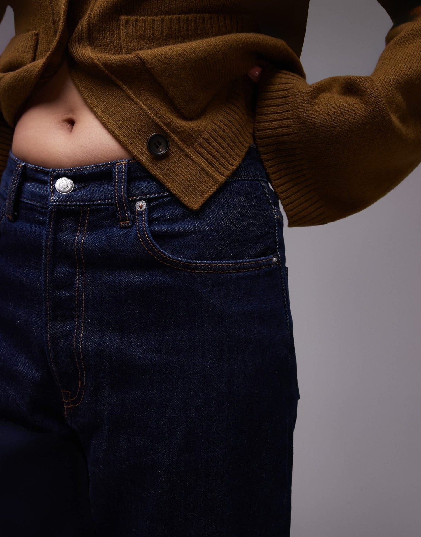 ARKET Amber barrel leg jeans in rinse wash blue - ASOS Sample Sale EU Store