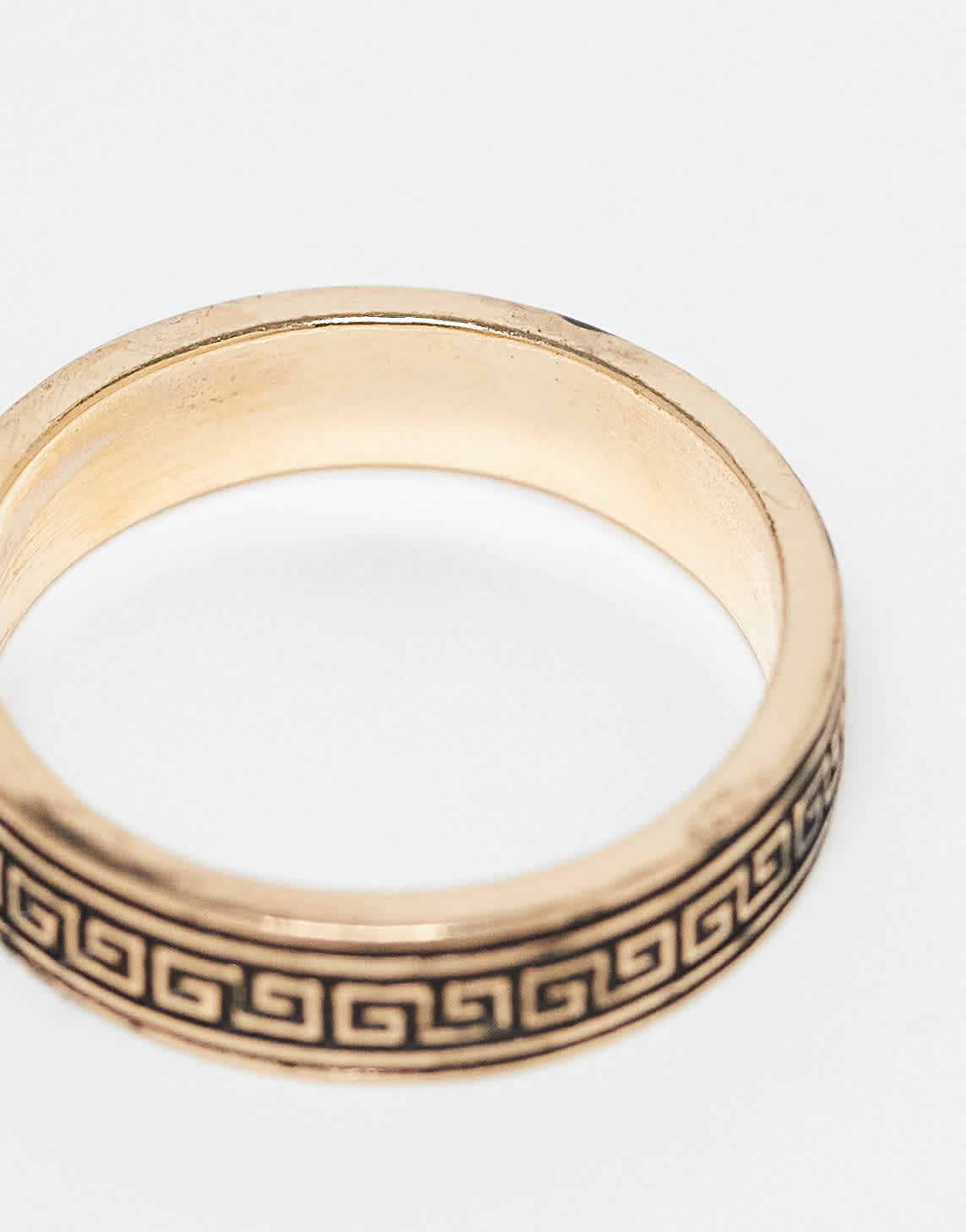 ASOS DESIGN band ring with burnished greek wave design in gold - ASOS Sample Sale EU Store