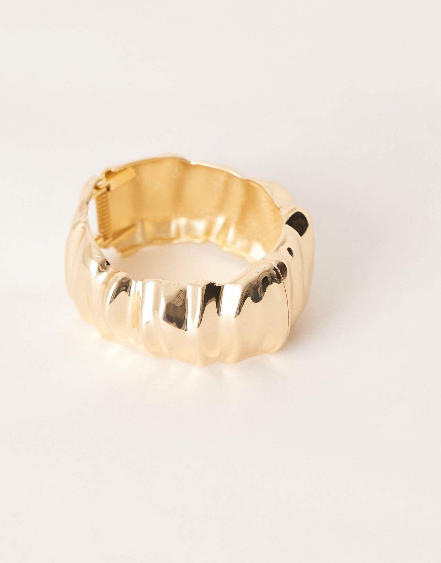 ASOS DESIGN bangle bracelet in ripple molten detail in gold tone - ASOS Sample Sale EU Store