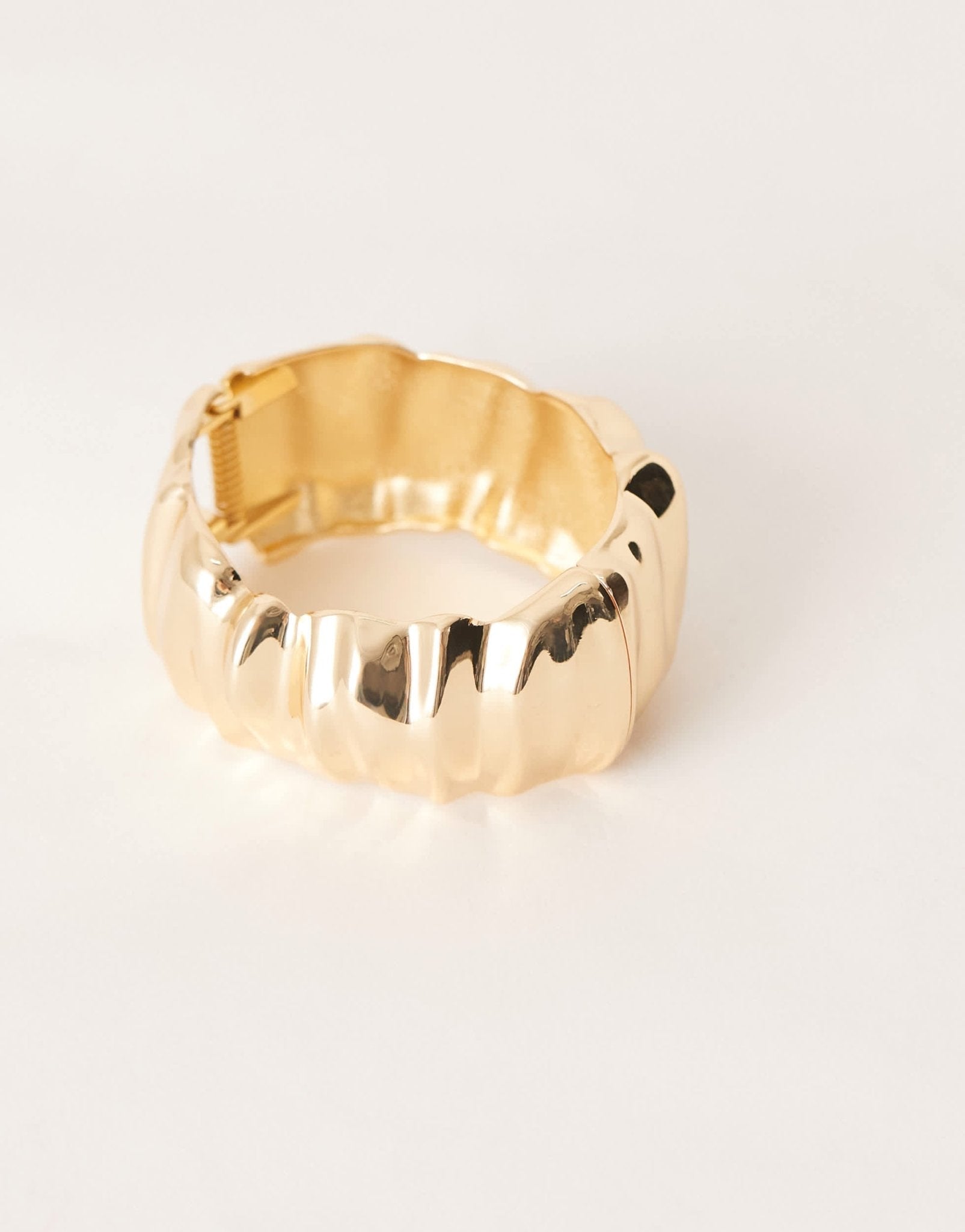 ASOS DESIGN bangle bracelet in ripple molten detail in gold tone - ASOS Sample Sale EU Store