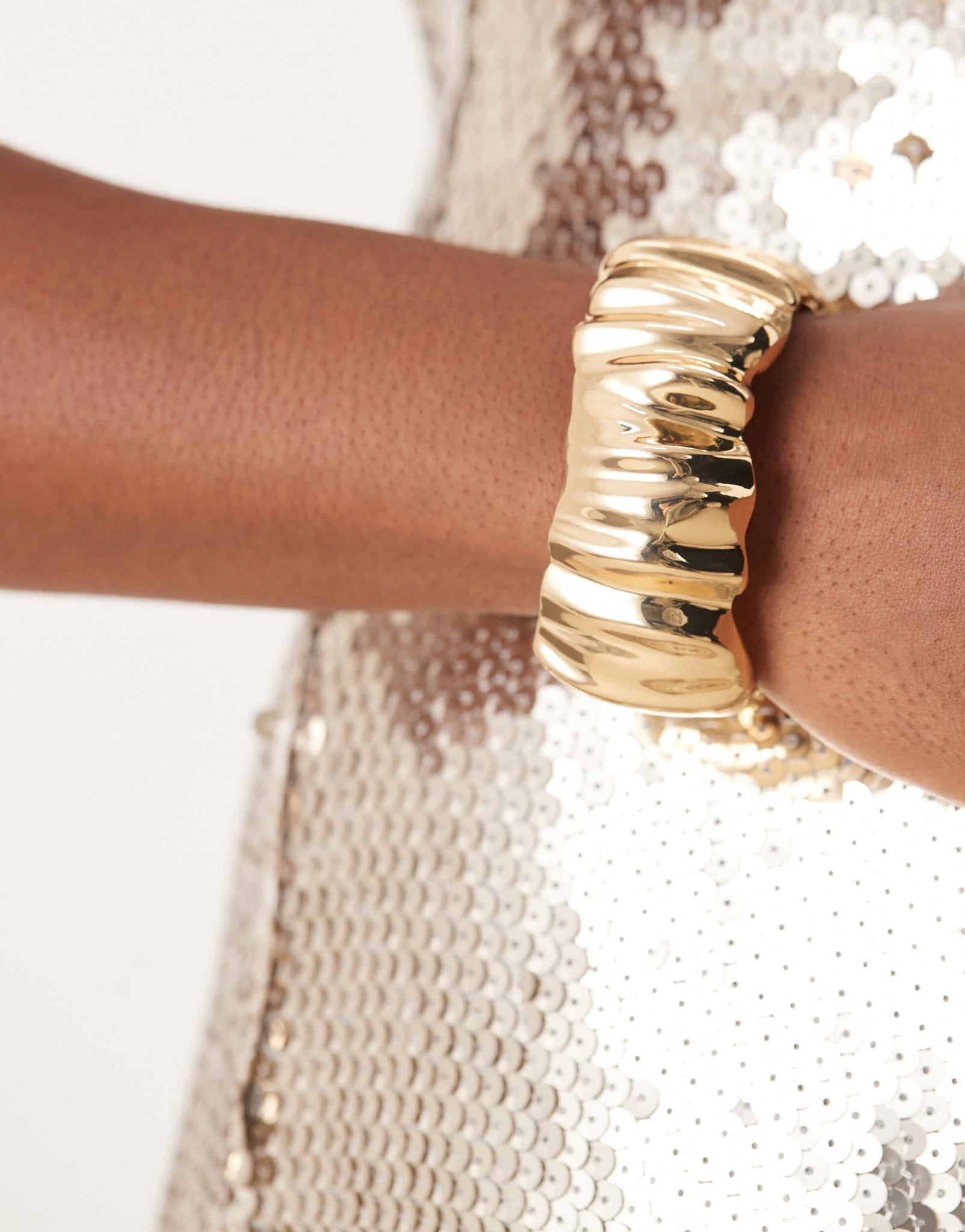 ASOS DESIGN bangle bracelet in ripple molten detail in gold tone - ASOS Sample Sale EU Store