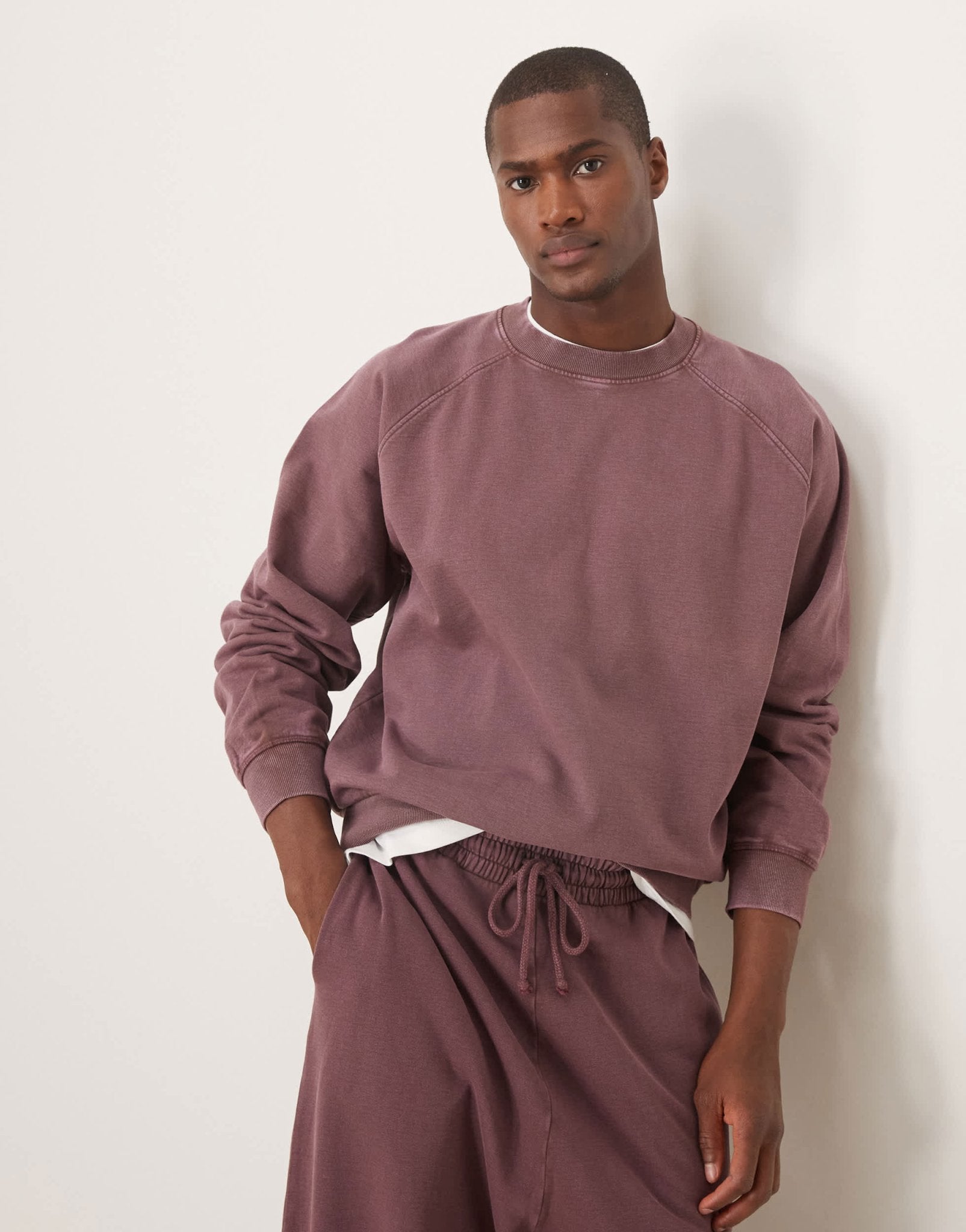 ASOS DESIGN boxy cropped sweatshirt with raglan sleeve detail in washed burgundy - ASOS Sample Sale EU Store