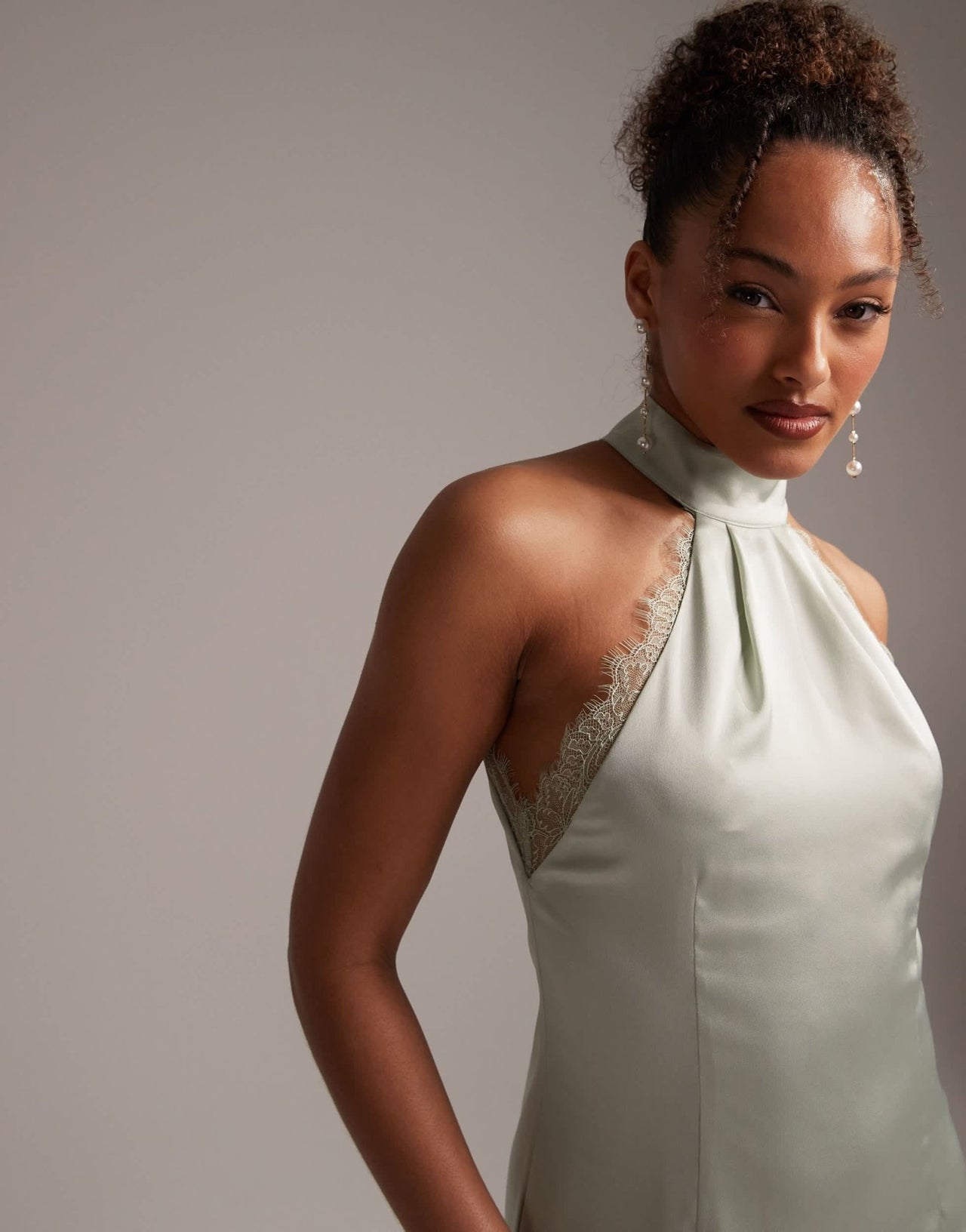 ASOS DESIGN Bridesmaids lace detail halter column maxi dress in sage green - ASOS Sample Sale EU Store