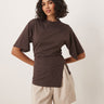 T-shirt cintré sur le côté ASOS DESIGN en marron