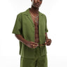 Camisa broderie ASOS DESIGN de manga corta, corte relajado y cuello vuelto en verde caqui