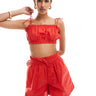 Coordinato ASOS DESIGN con crop top rosso con volant e dettaglio fiocco