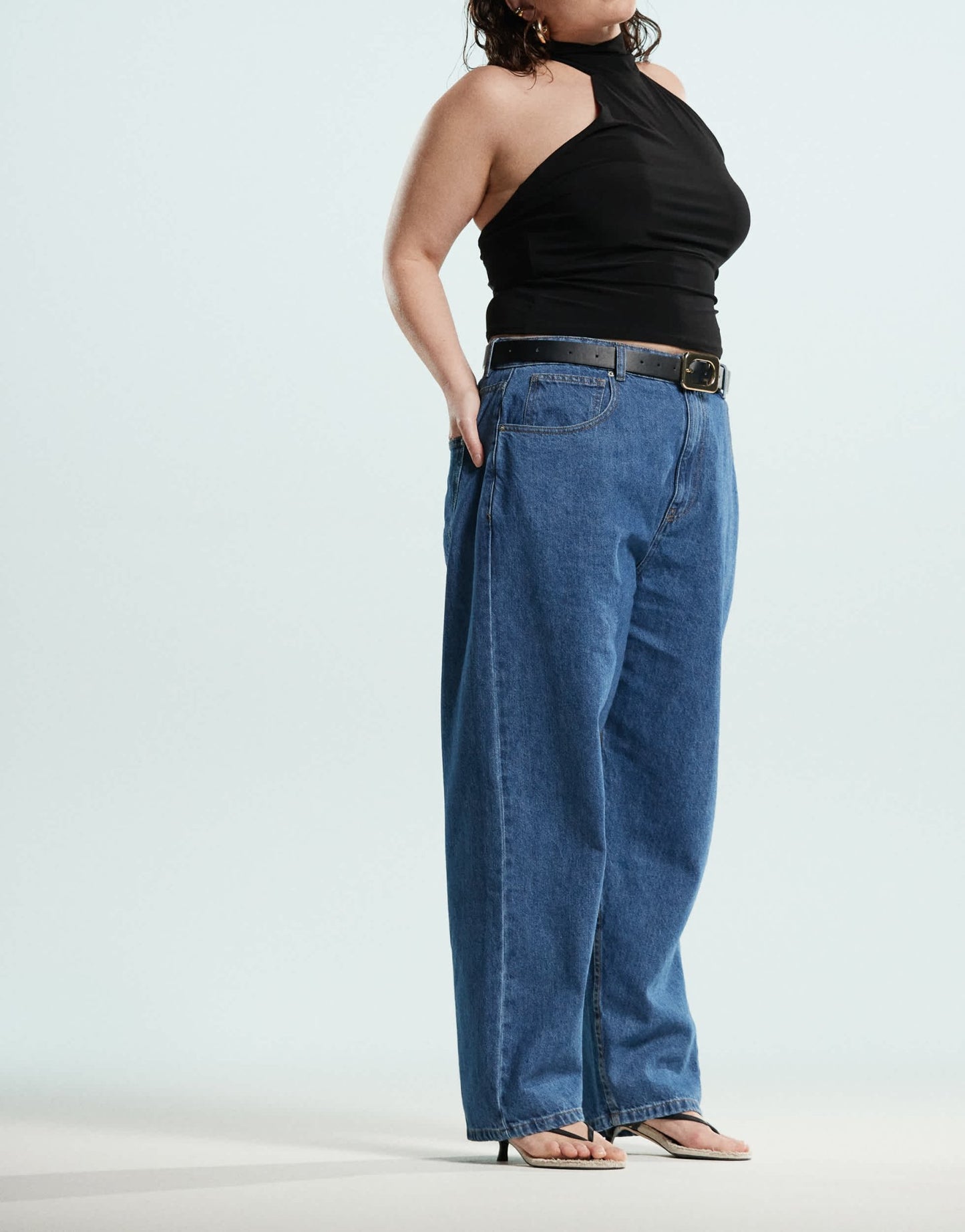 ASOS DESIGN Curve barrel leg jeans in mid blue - ASOS Sample Sale EU Store