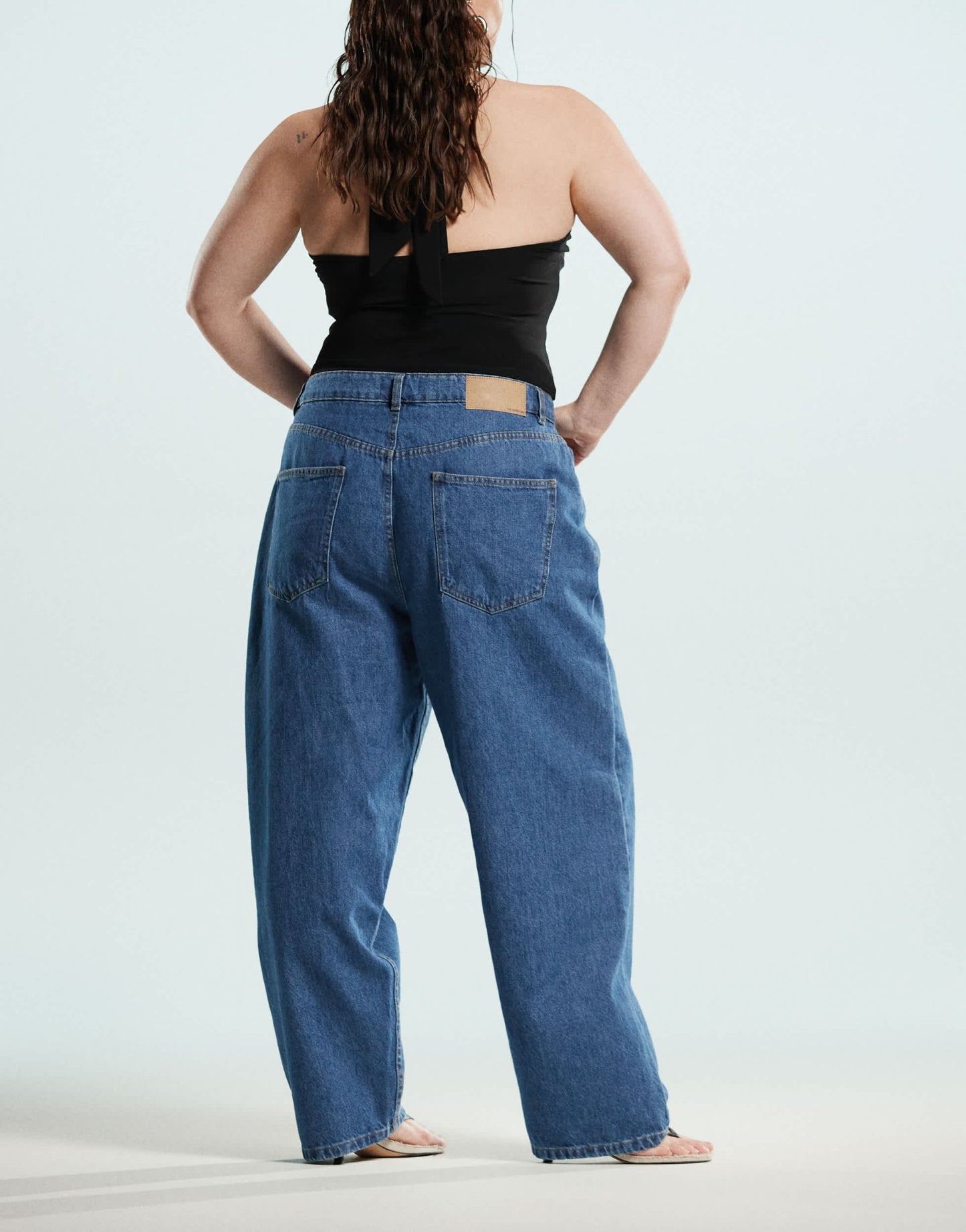 ASOS DESIGN Curve barrel leg jeans in mid blue - ASOS Sample Sale EU Store