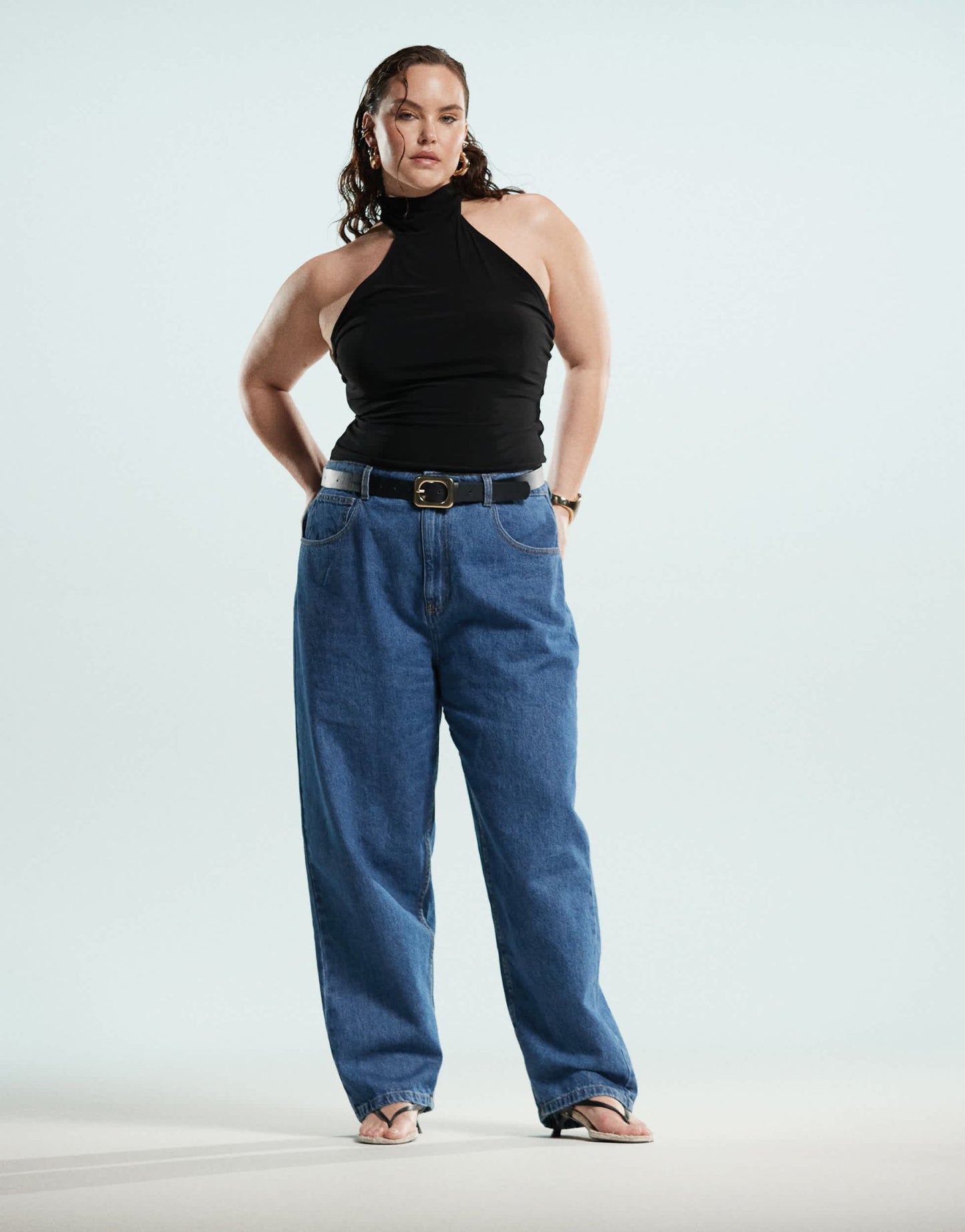 ASOS DESIGN Curve barrel leg jeans in mid blue - ASOS Sample Sale EU Store