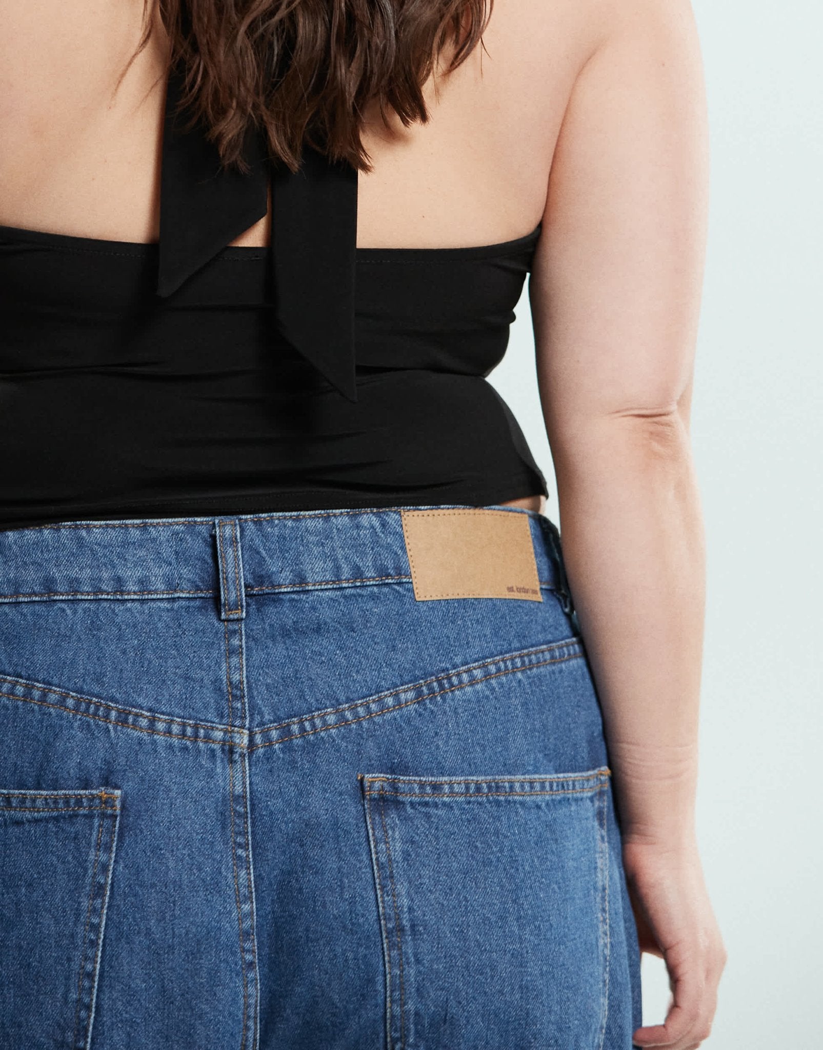 ASOS DESIGN Curve barrel leg jeans in mid blue - ASOS Sample Sale EU Store