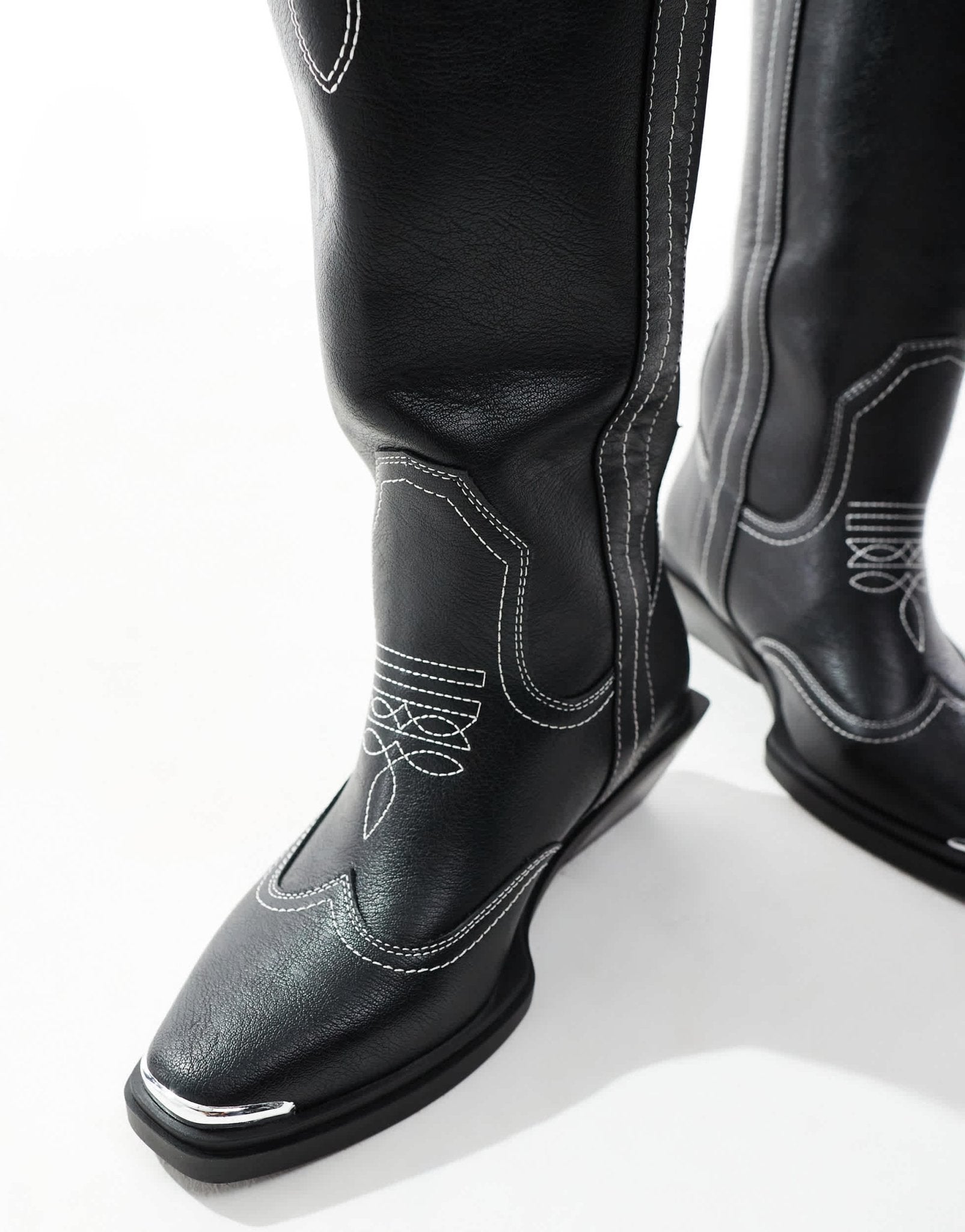 ASOS DESIGN Curve Celeste flat western knee boots in black with stitching - ASOS Sample Sale EU Store