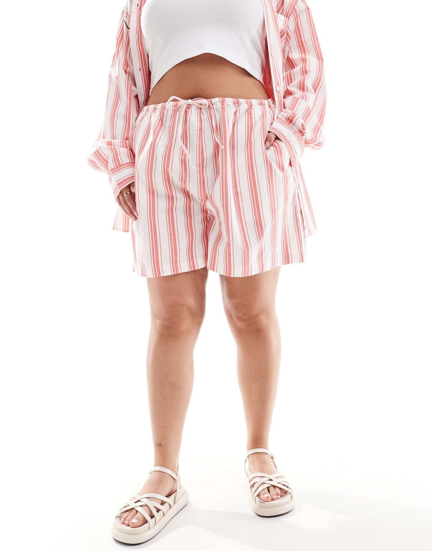 ASOS DESIGN Curve pull on short in red deckchair stripe - ASOS Sample Sale EU Store