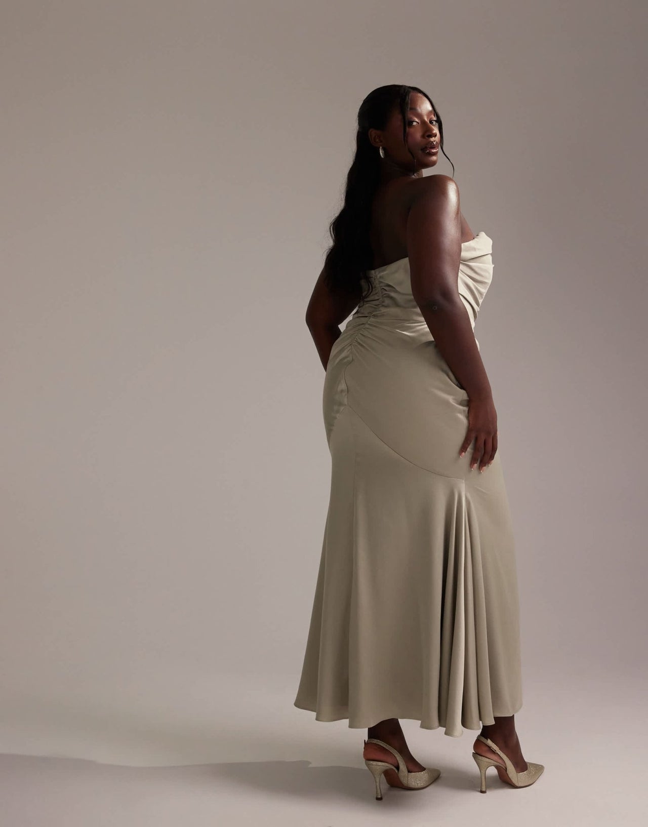 ASOS DESIGN Curve satin bandeau bridesmaid maxi dress in light green - ASOS Sample Sale EU Store