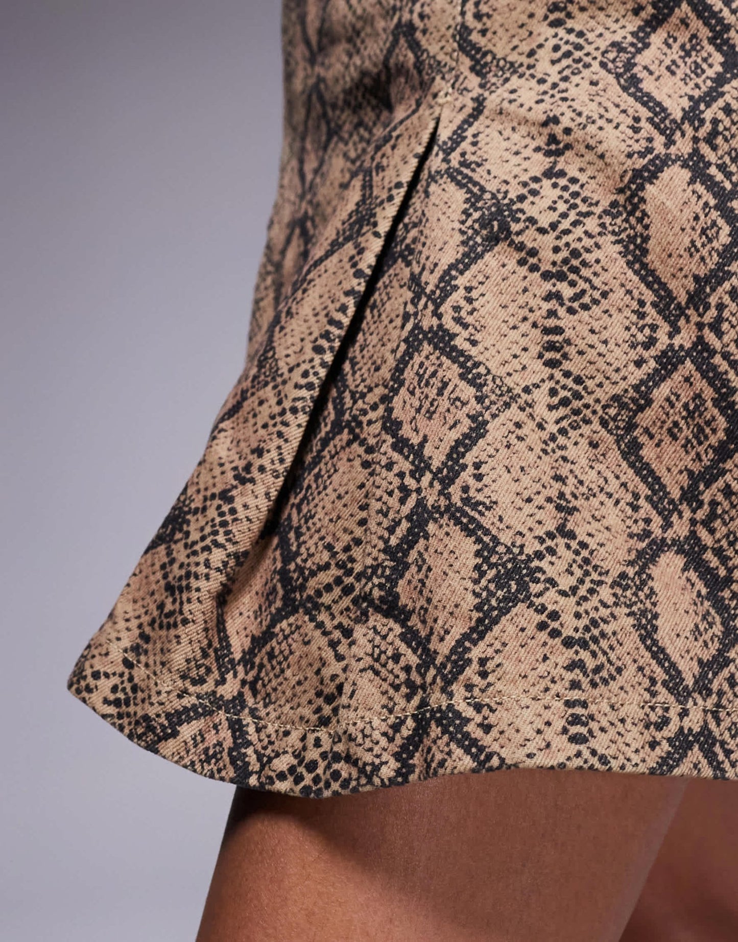 ASOS DESIGN denim pleated skirt in snake print - ASOS Sample Sale EU Store