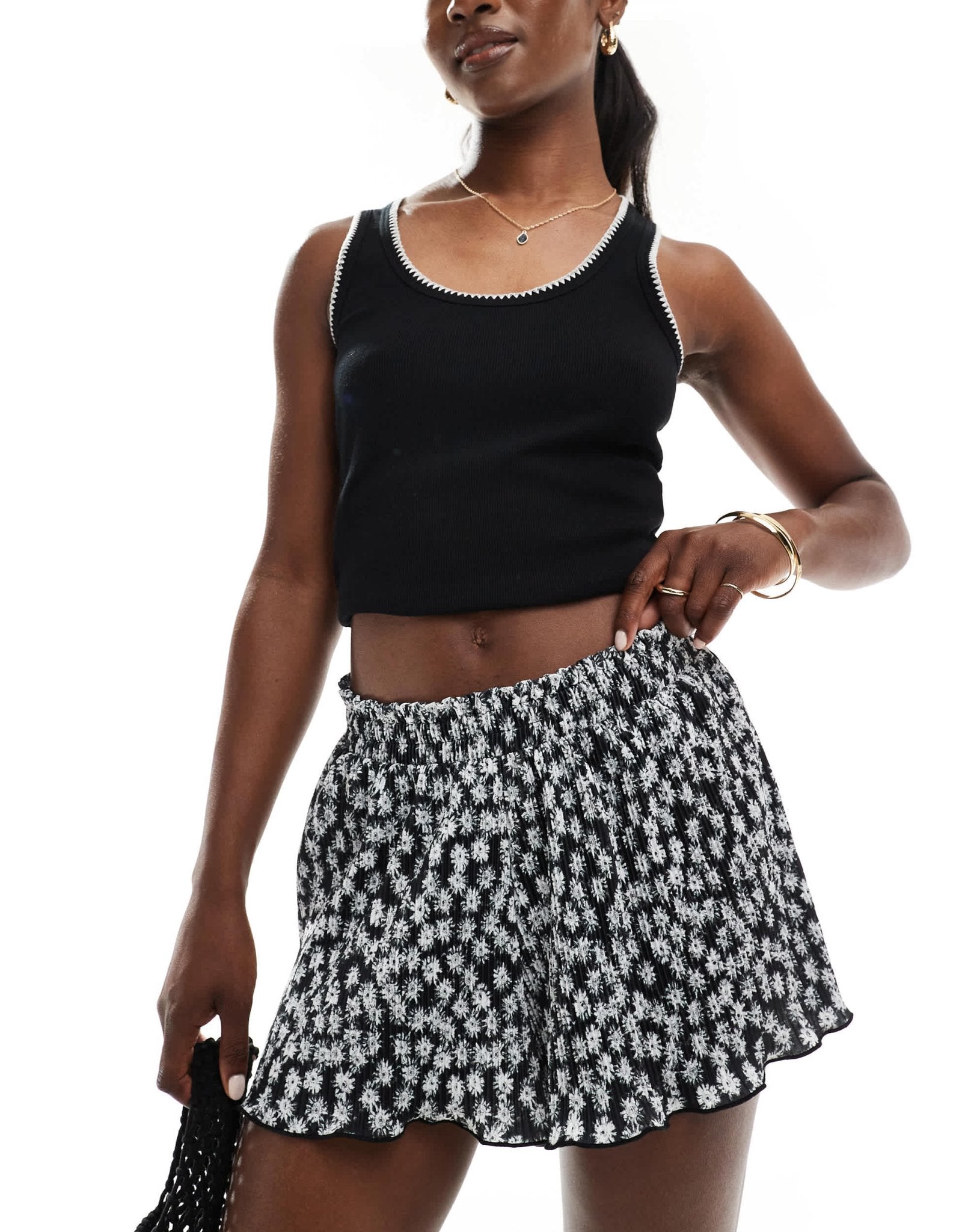 ASOS DESIGN flippy plisse shorts in mono ditsy - ASOS Sample Sale EU Store