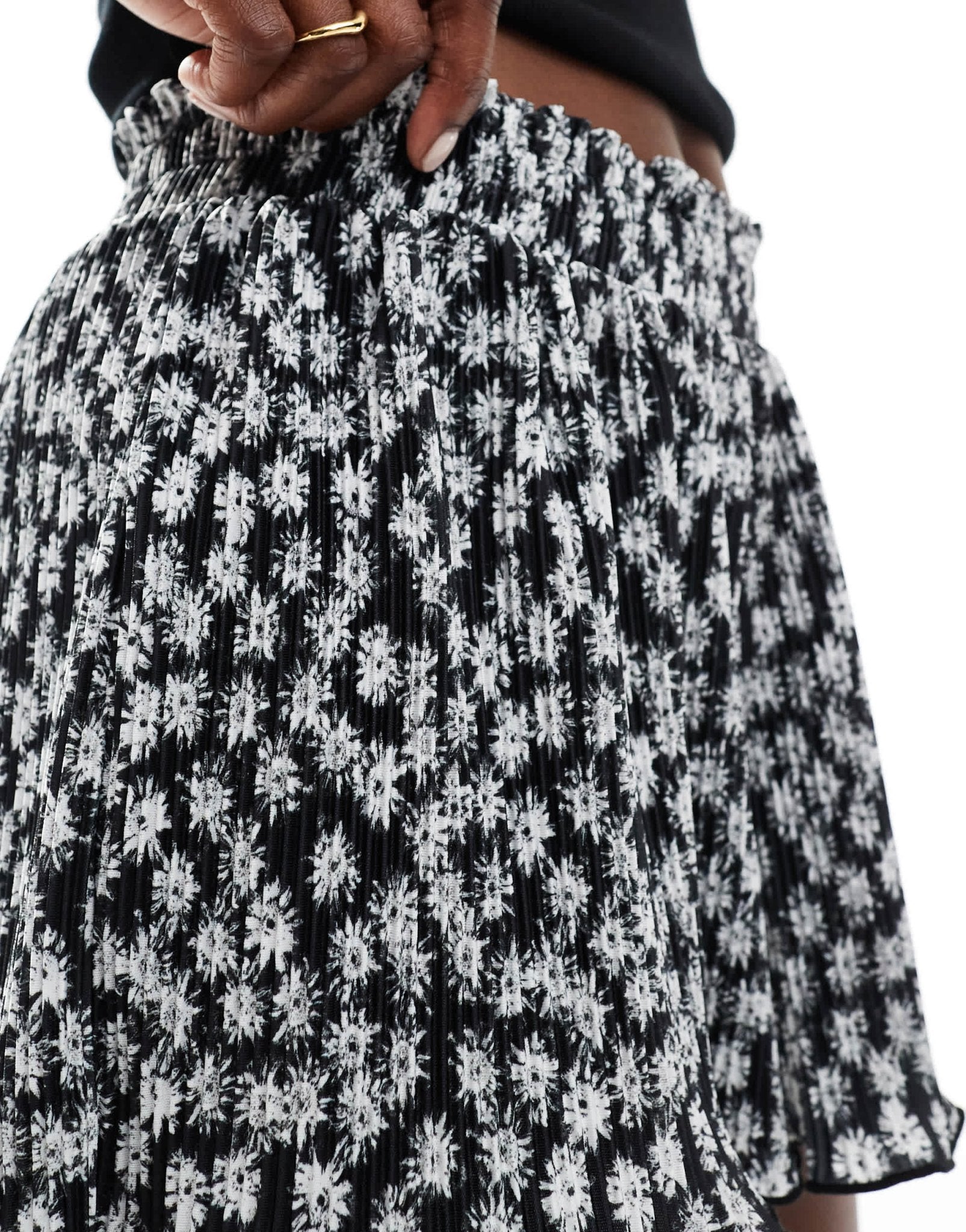 ASOS DESIGN flippy plisse shorts in mono ditsy - ASOS Sample Sale EU Store