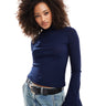 Top de cuello vuelto con mangas acampanadas ASOS DESIGN en azul marino