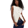 Gilet lavorato a maglia con bottoni dorati ASOS DESIGN in ecru