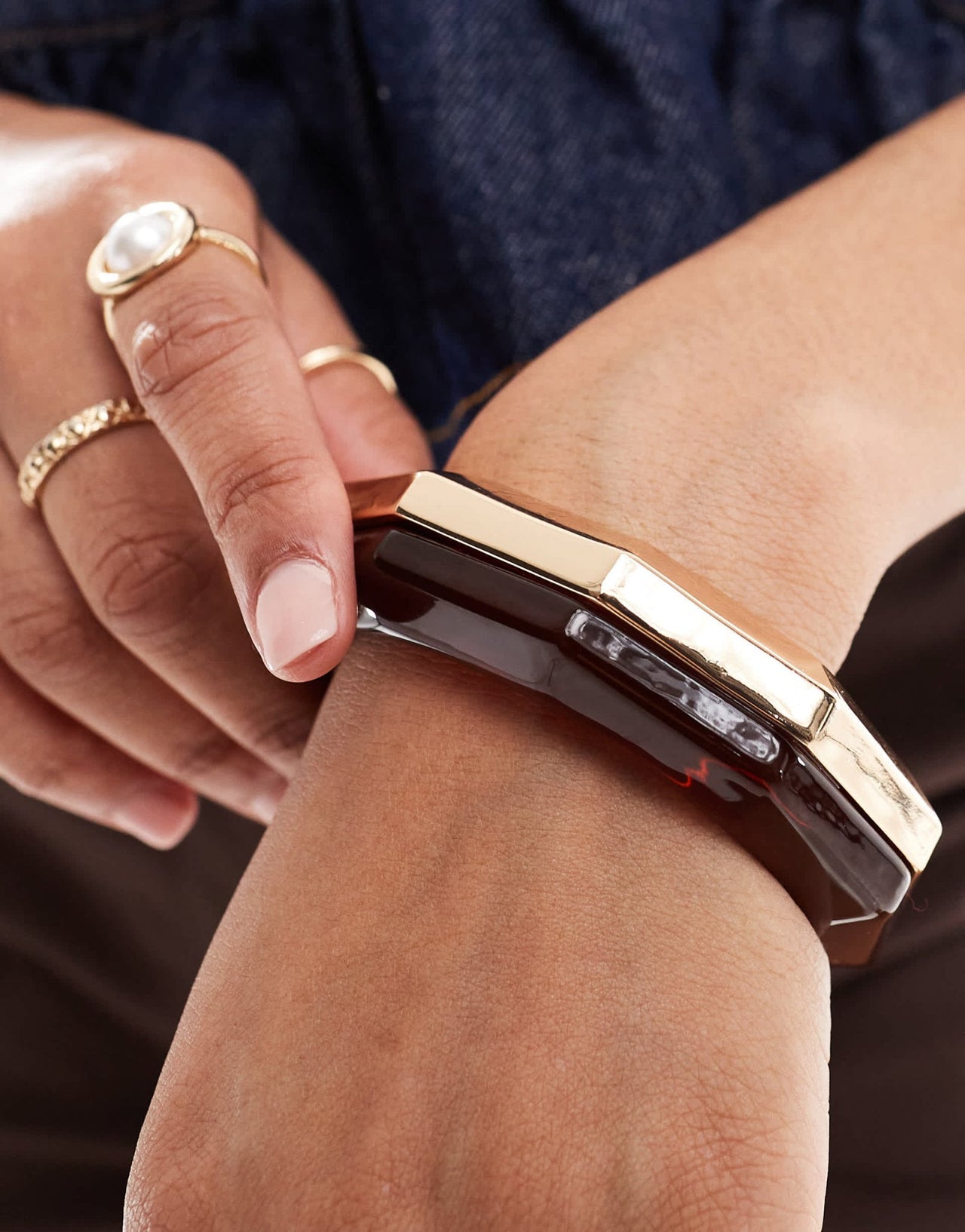 ASOS DESIGN Limited Edition bangle bracelet with mixed resin and gold tone detail - ASOS Sample Sale EU Store
