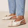 Ballerine slingback con punta a punta e fiore Livia ASOS DESIGN in bianco sporco