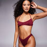 Top de bikini crop halter texturizado Maria ASOS DESIGN en burdeos