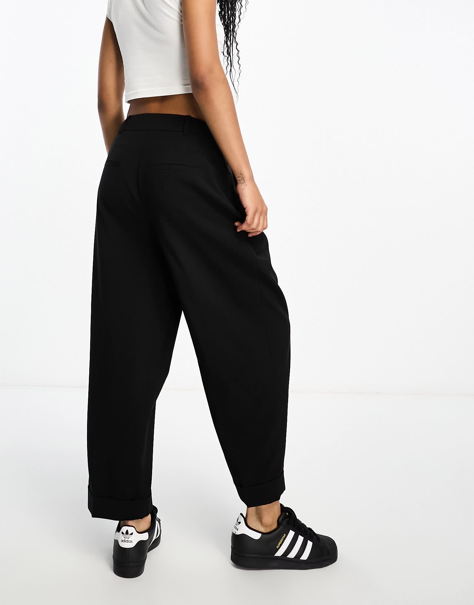 ASOS DESIGN Petite tailored tapered trousers with turn up hem in black - ASOS Sample Sale EU Store