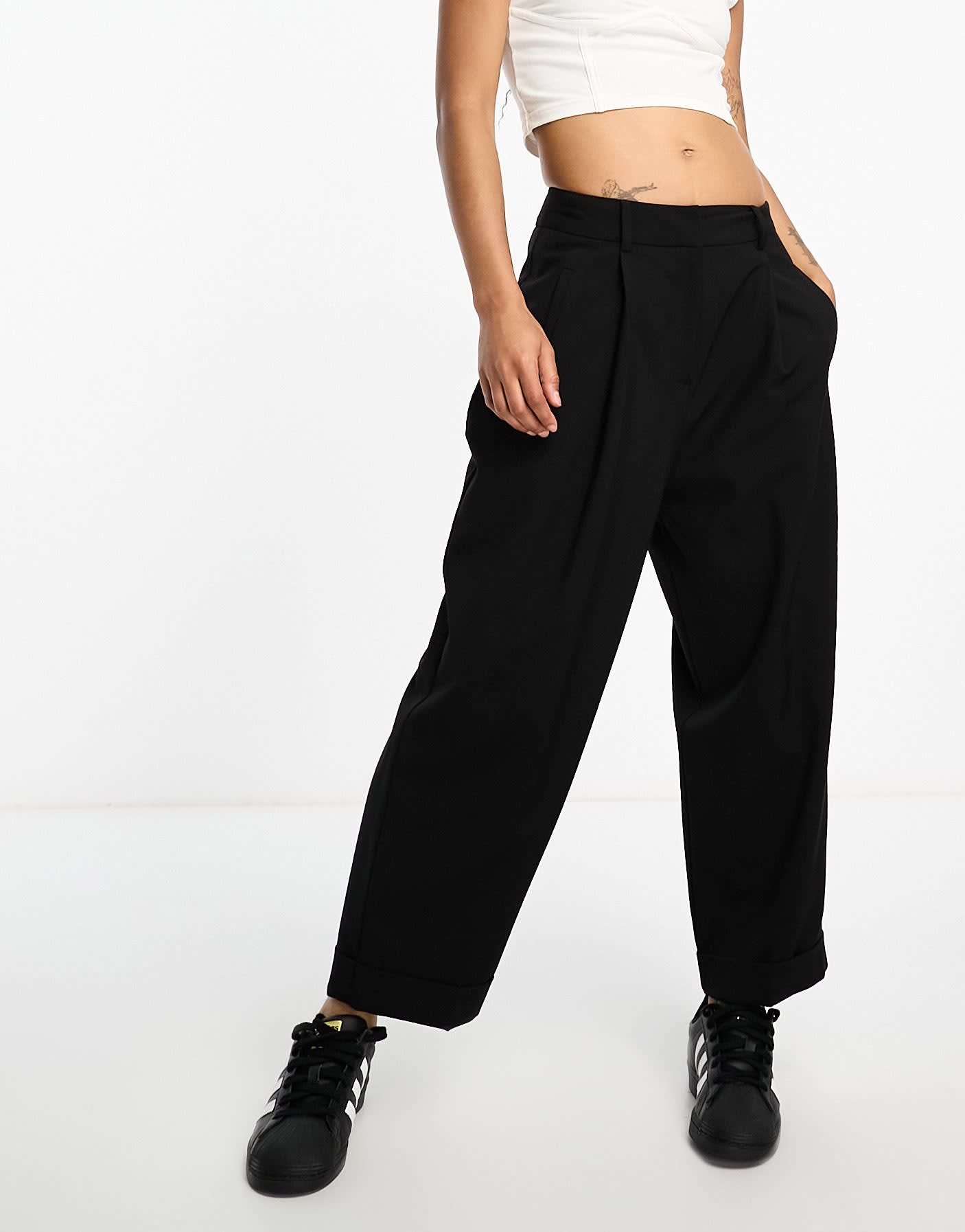 ASOS DESIGN Petite tailored tapered trousers with turn up hem in black - ASOS Sample Sale EU Store