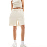 Shorts largos con dobladillo sin rematar ASOS DESIGN en crema