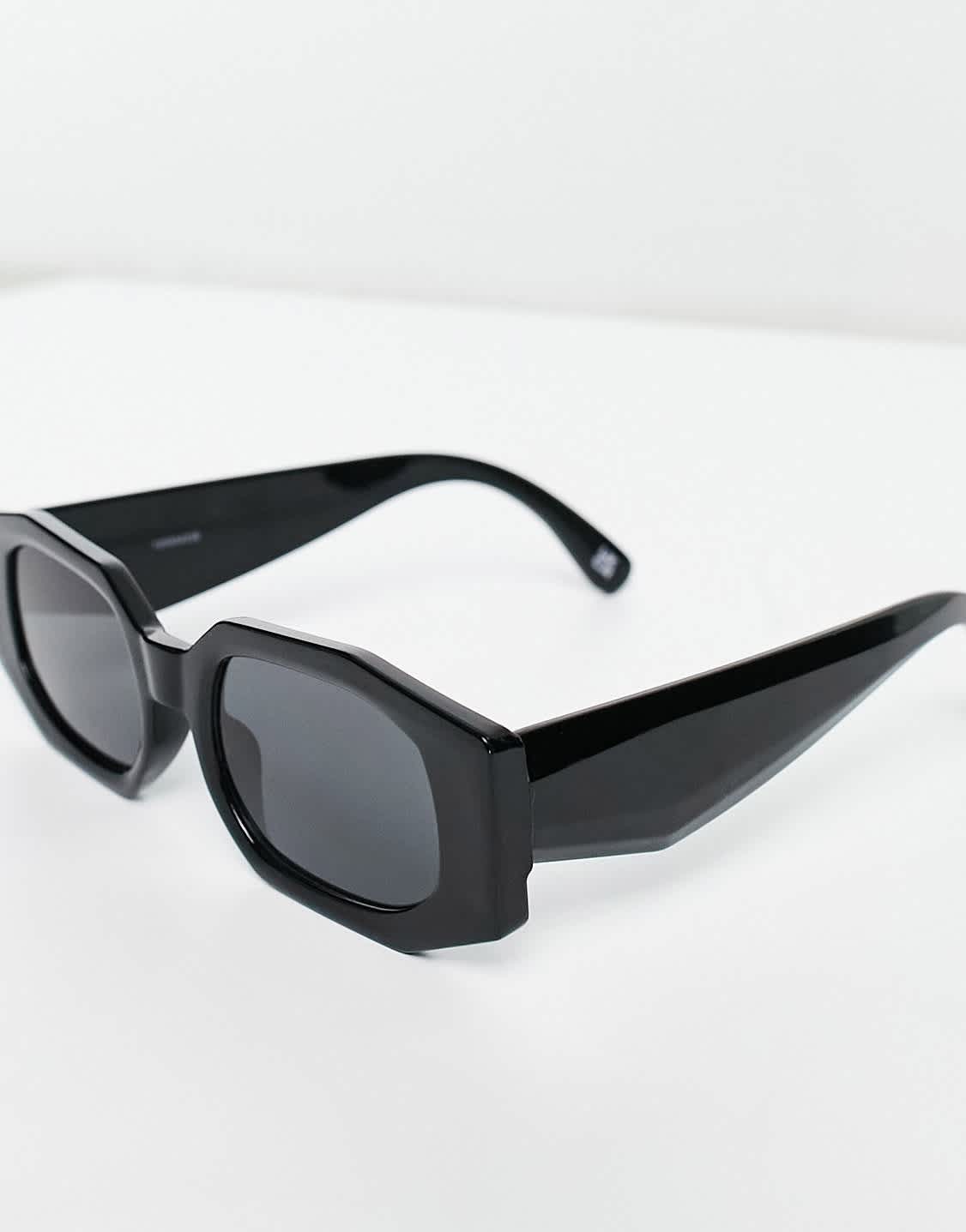 ASOS DESIGN rectangle angled sunglasses with smoke lens and black frame - ASOS Sample Sale EU Store