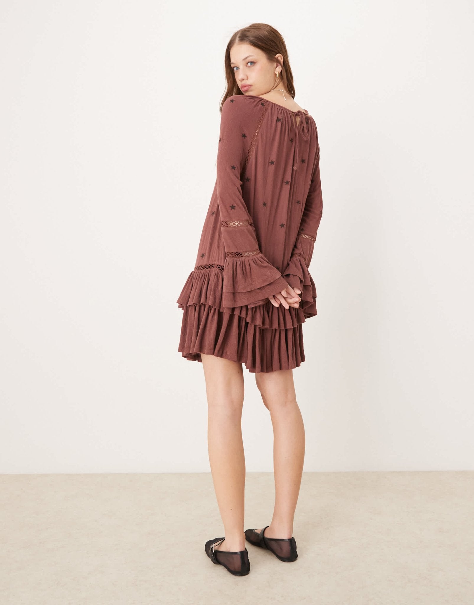ASOS DESIGN ruffle smock crinkle mini dress with tiered sleeve and star embroidery in burgundy - ASOS Sample Sale EU Store