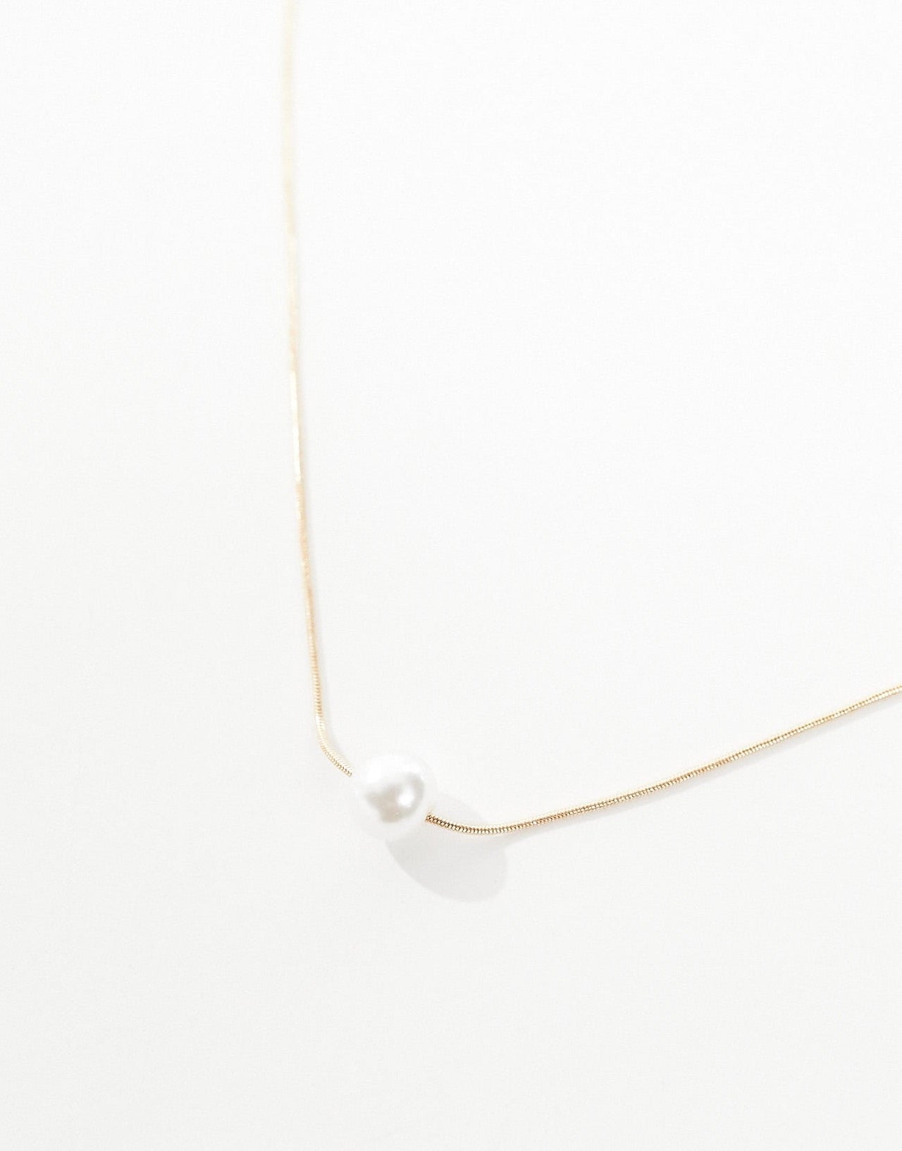 ASOS DESIGN short necklace with faux pearl charm in gold tone - ASOS Sample Sale EU Store