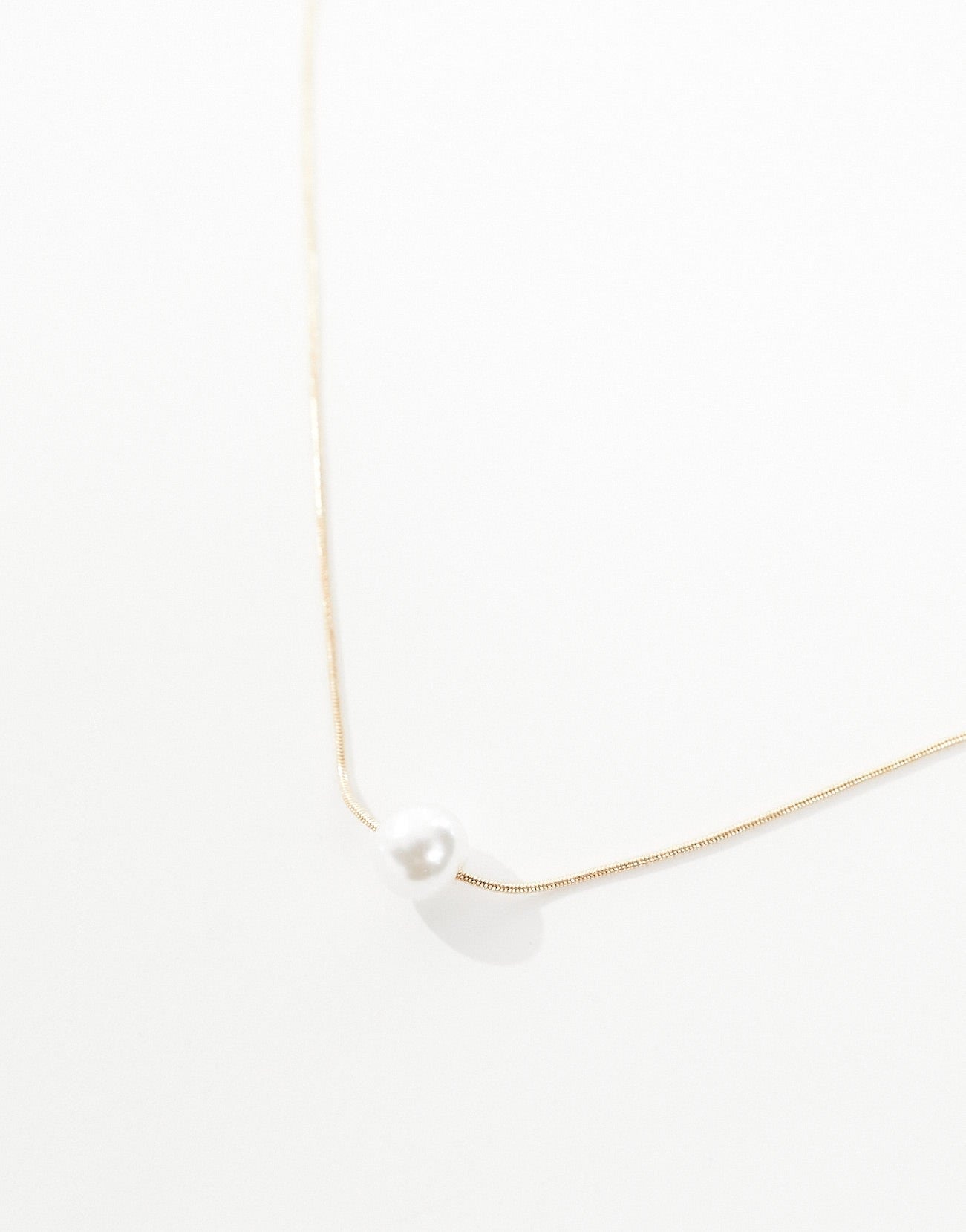 ASOS DESIGN short necklace with faux pearl charm in gold tone - ASOS Sample Sale EU Store