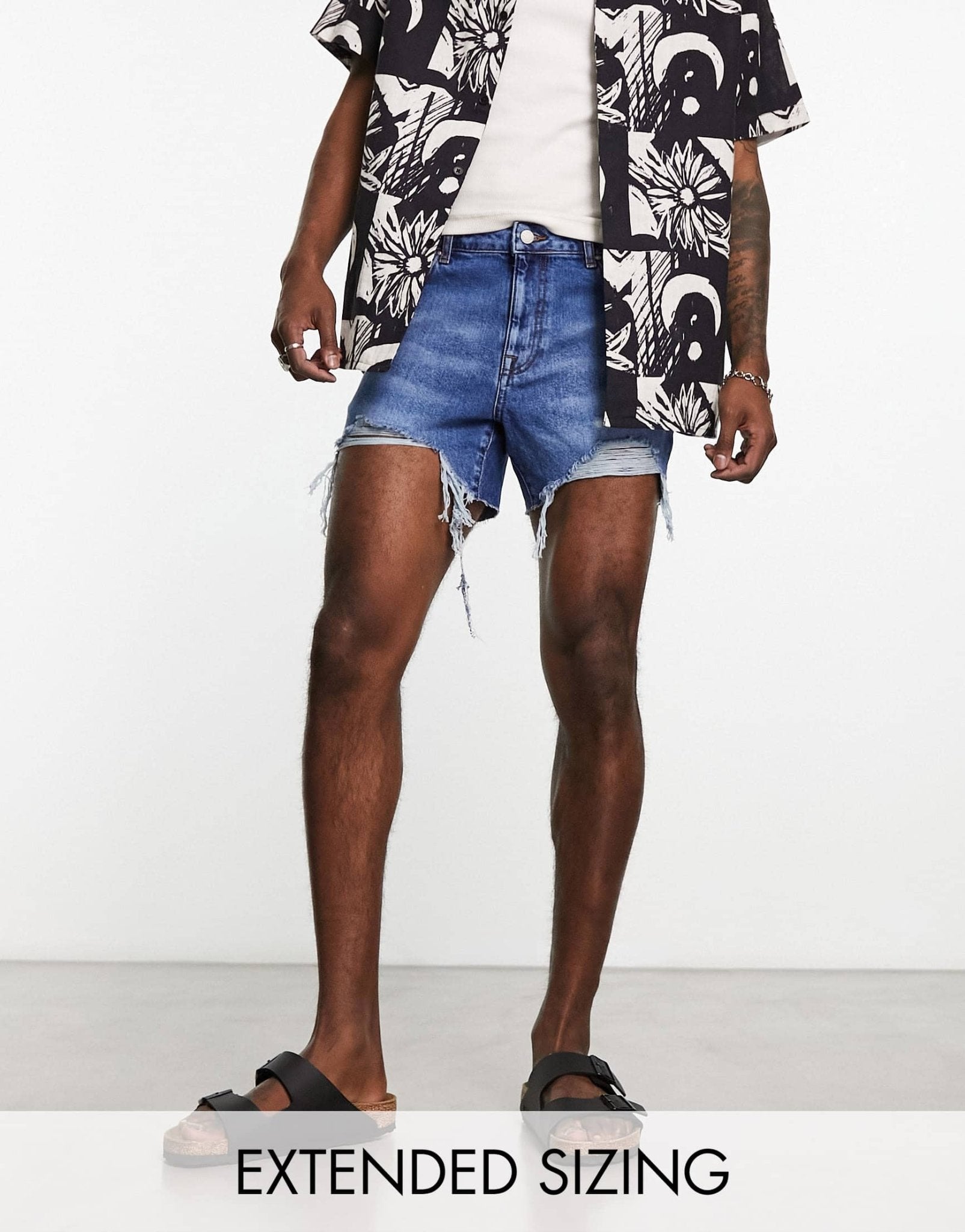 ASOS DESIGN shorter length denim shorts in midwash with rip detail and raw hem - ASOS Sample Sale EU Store