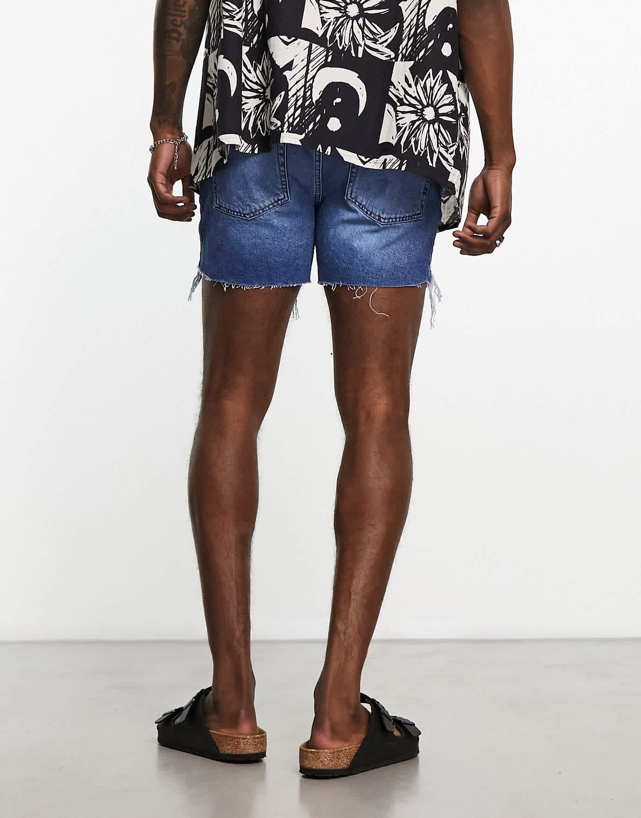 ASOS DESIGN shorter length denim shorts in midwash with rip detail and raw hem - ASOS Sample Sale EU Store