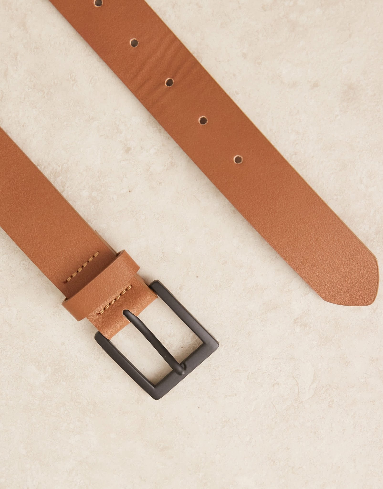 ASOS DESIGN slim smart belt with contrast buckle in tan faux leather - ASOS Sample Sale EU Store