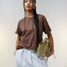 T-shirt ASOS DESIGN regular fit con orlo grezzo e vestibilità morbida cioccolato