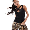 ASOS DESIGN canotta con spalline e apertura a goccia in nero