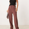 Pantalon droit tailleur ASOS DESIGN avec détail à patte en bordeaux