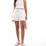 Shorts ajustados con cintura elástica ASOS DESIGN en crema