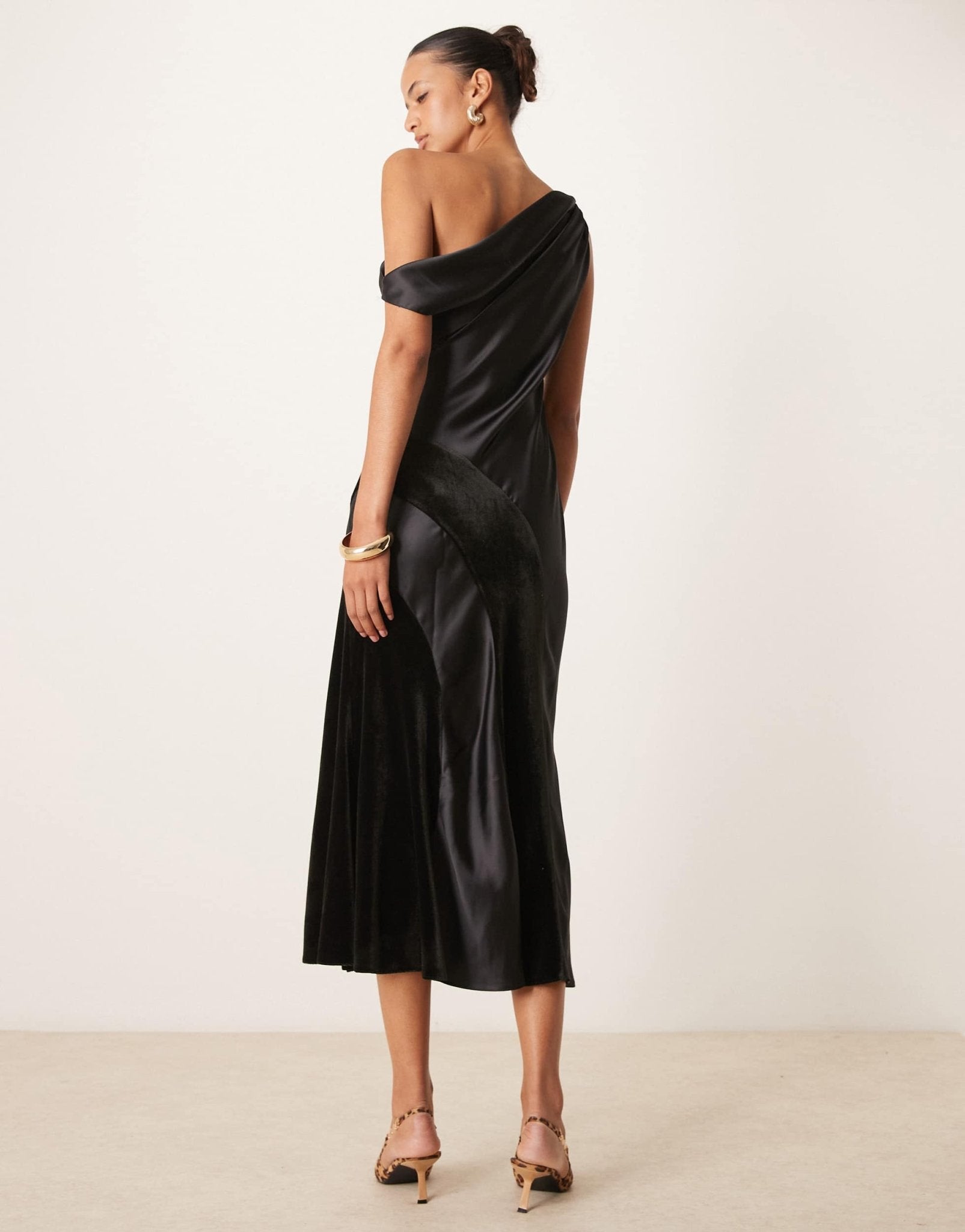 ASOS DESIGN twist off shoulder midi dress in velvet and satin in black - ASOS Sample Sale EU Store