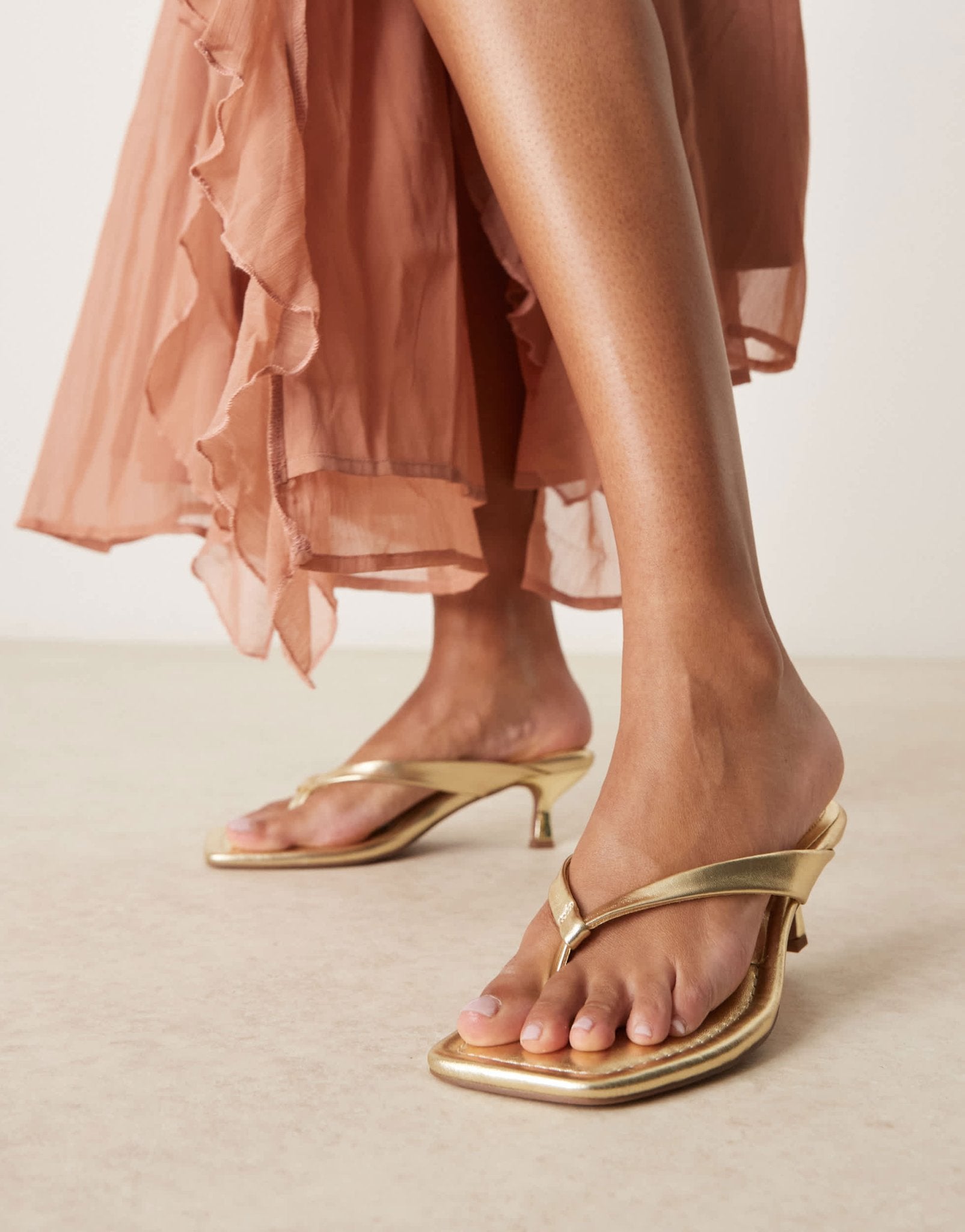 ASOS DESIGN Wide Fit Hawaii toe thong kitten heeled sandals in gold - ASOS Sample Sale EU Store