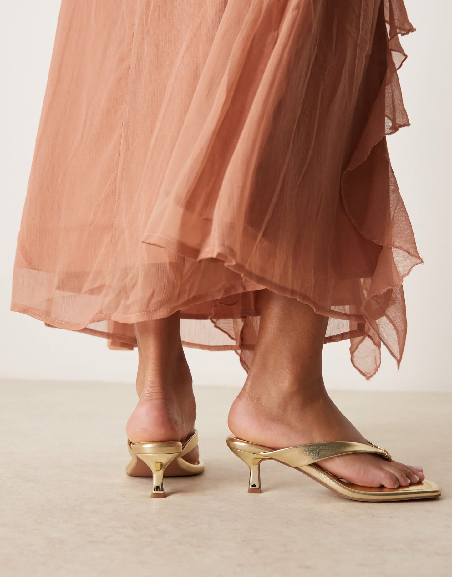 ASOS DESIGN Wide Fit Hawaii toe thong kitten heeled sandals in gold - ASOS Sample Sale EU Store