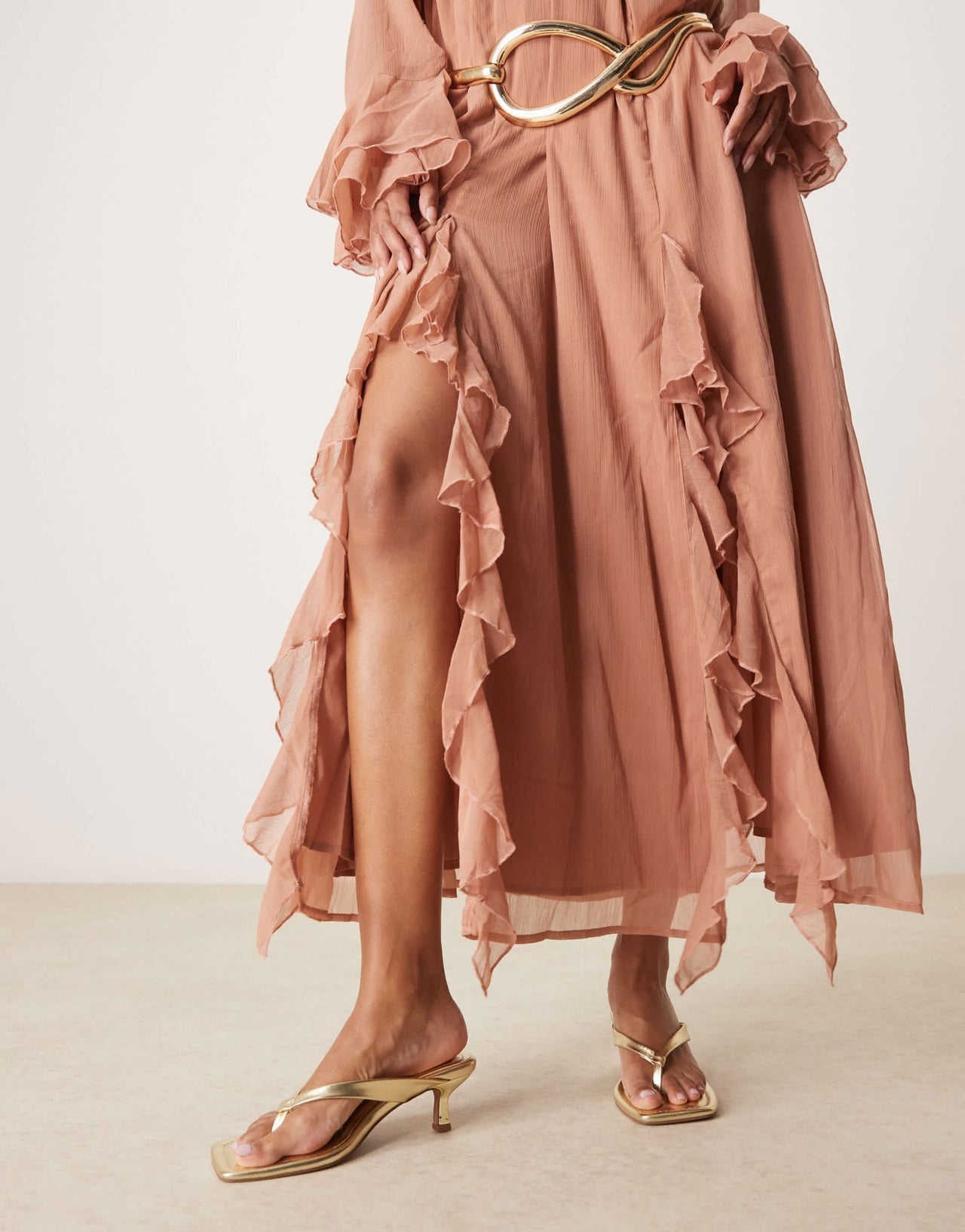 ASOS DESIGN Wide Fit Hawaii toe thong kitten heeled sandals in gold - ASOS Sample Sale EU Store