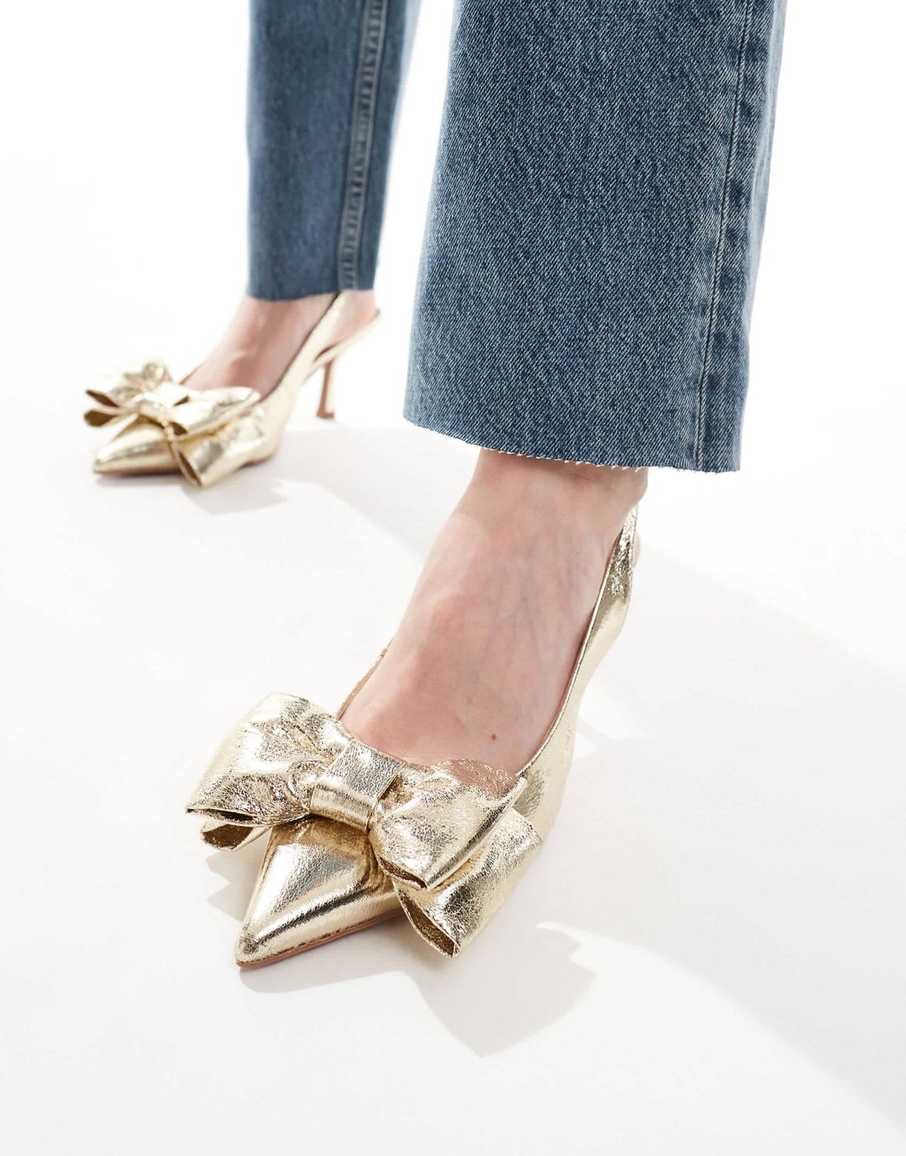 ASOS DESIGN Wide Fit Sapphire bow detail mid heeled shoes in gold - ASOS Sample Sale EU Store